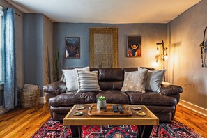 TV, stereo - Cosmic Cowboy Hideaway 2BR + Bonus Room (Nashville)