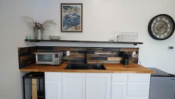 Fridge, oven, coffee/tea maker, electric kettle