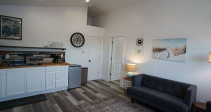 Volcano Views & Relaxing Sunsets - Bluff Hideaway - Homer Guest House