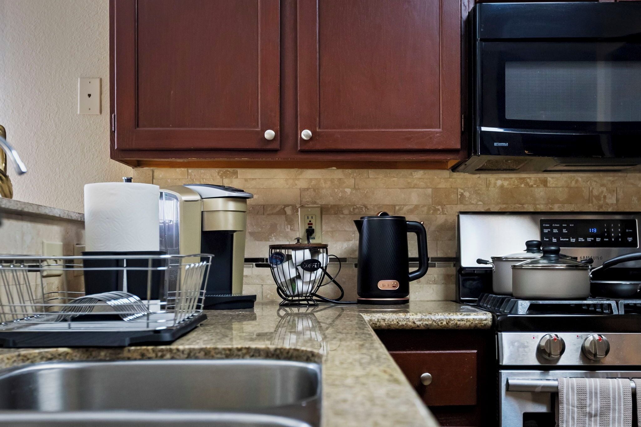 Een microgolfoven, een oven, een kookplaat, een vaatwasser