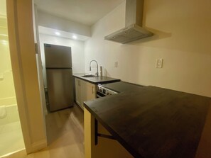 Deluxe Apartment, 2 Katil Kelamin (Double), Kitchen | Dapur peribadi | Sebuah ketuhar gelombang mikro di kawasan bersama 