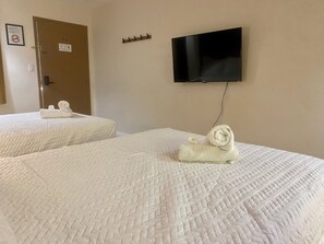 Double Room | Laptop workspace, free WiFi