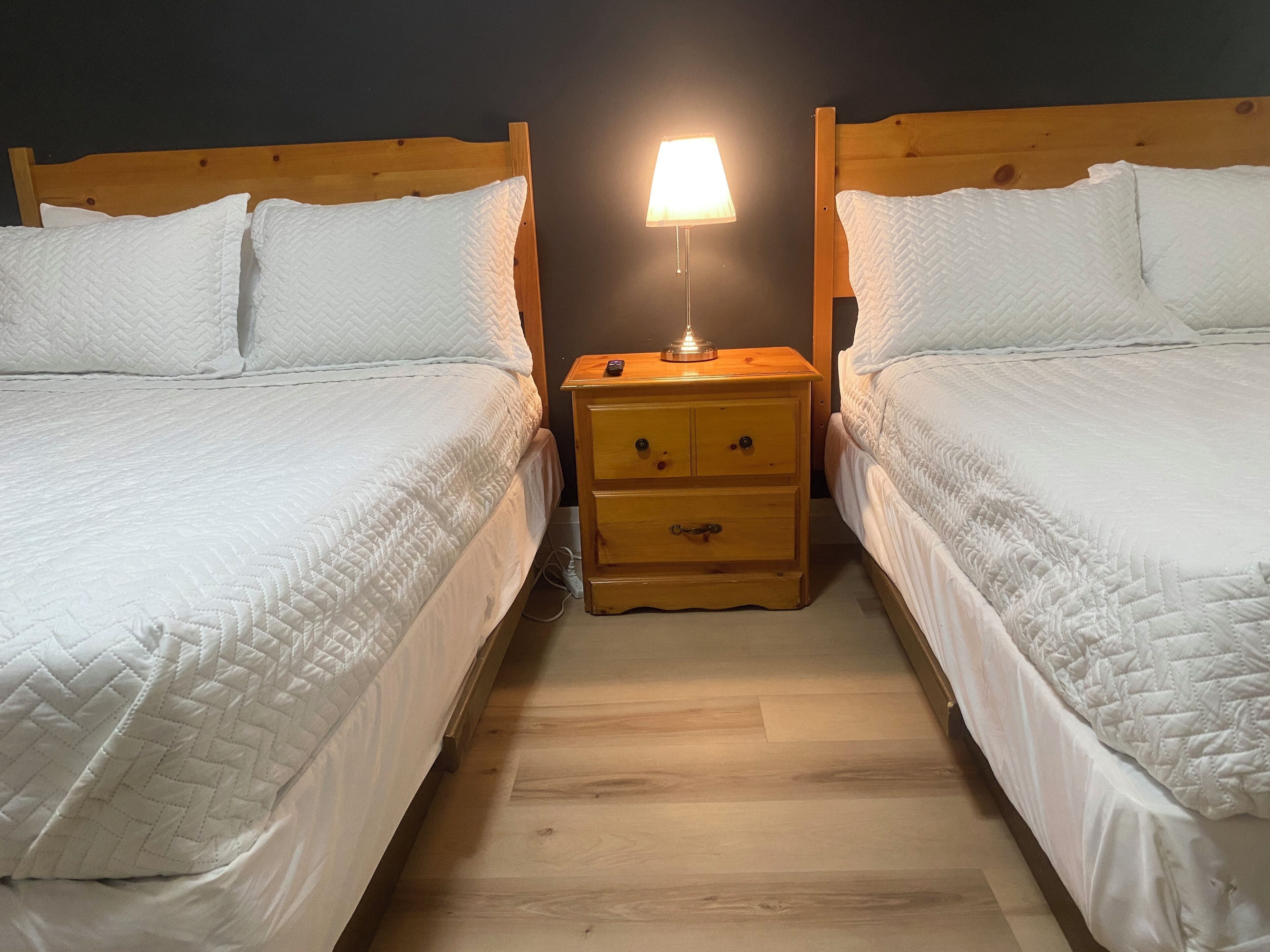 Habitación Deluxe, 2 camas matrimoniales | Espacio para trabajar con laptop y wifi gratis 