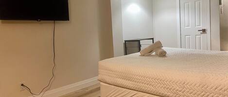 Room, 1 Queen Bed | Laptop workspace, free WiFi