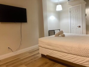 Room, 1 Queen Bed | Laptop workspace, free WiFi