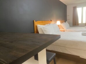 Habitación Deluxe, 2 camas matrimoniales | Espacio para trabajar con laptop y wifi gratis 