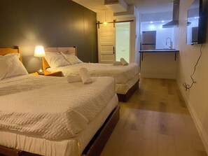 Deluxe-huoneisto, 2 parisänkyä, keittiö | Kannettavalle tietokoneelle sopiva työtila, ilmainen Wi-Fi