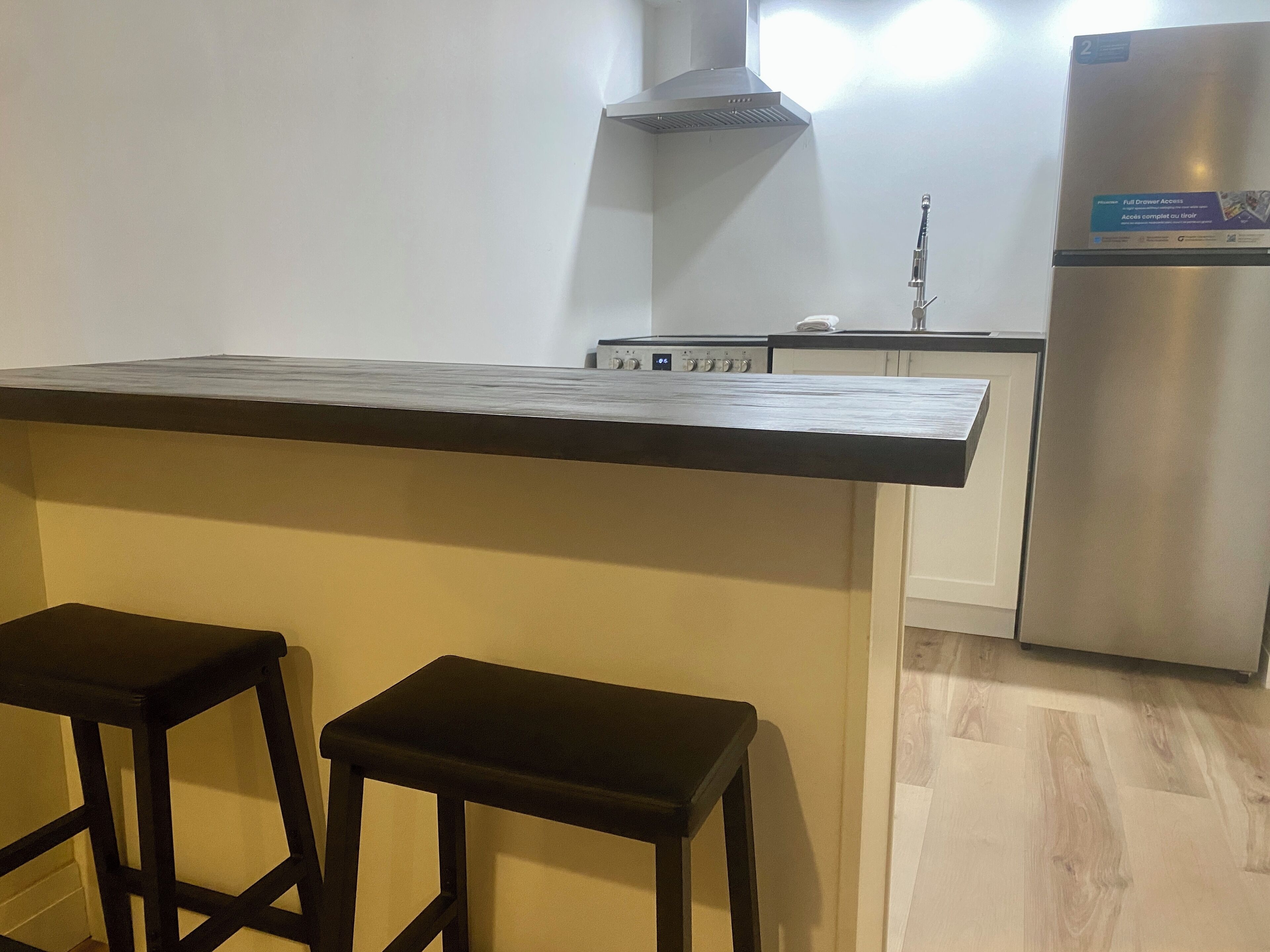 Superior Apartment, 2 Queen Beds, Kitchen | Private kitchen | Microwave