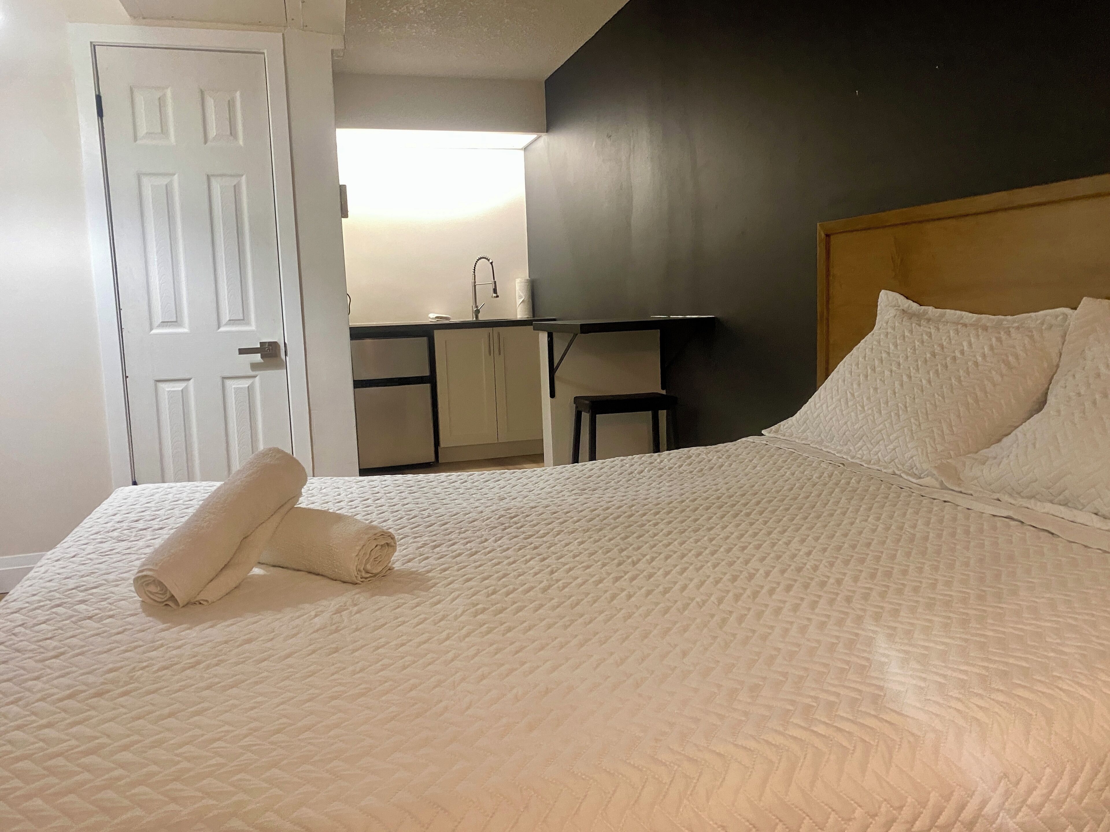 Room, 1 Queen Bed | Laptop workspace, free WiFi