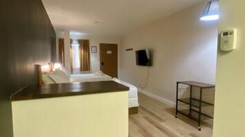 Double Room | Laptop workspace, free WiFi