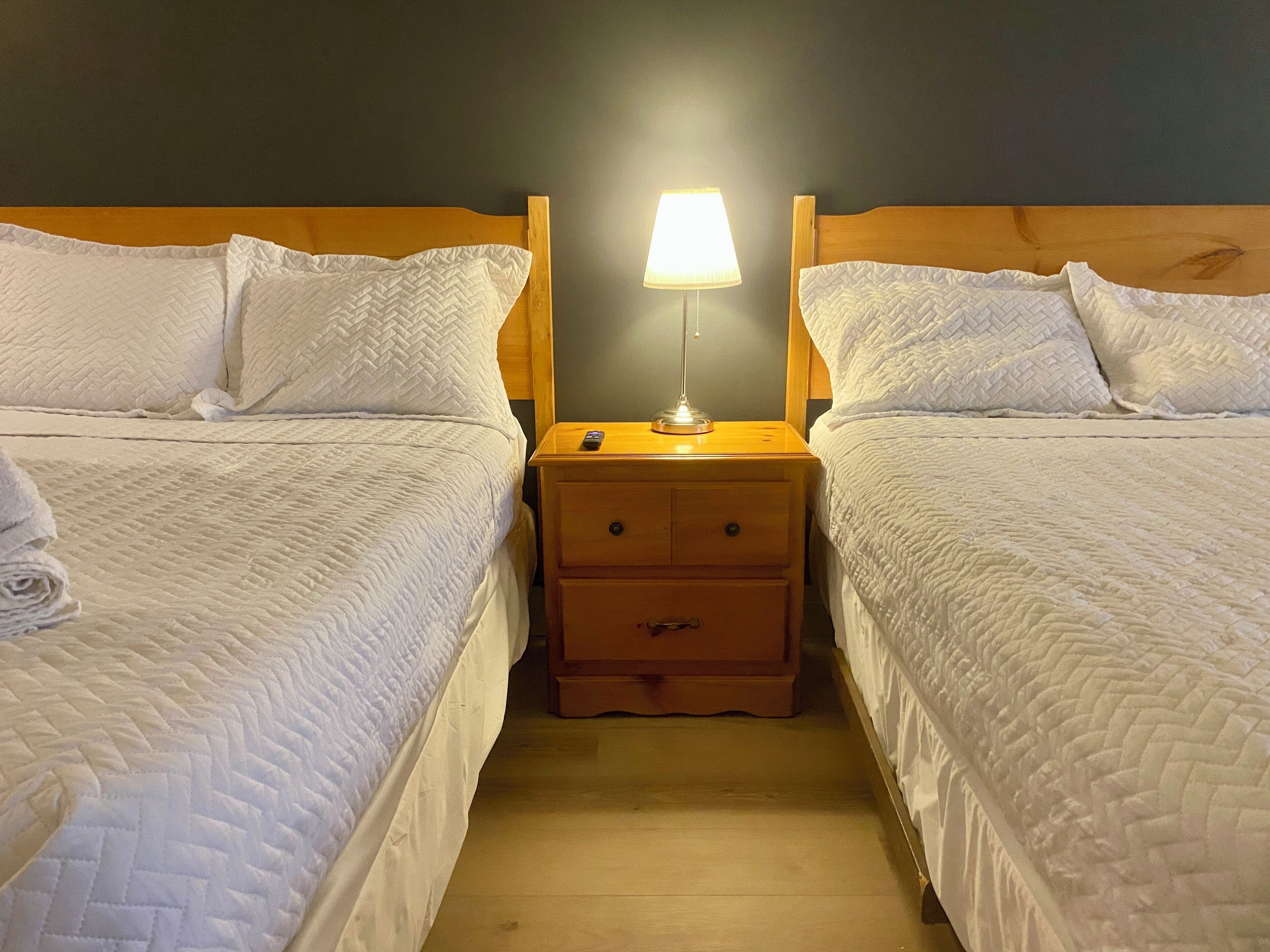 デラックス アパートメント ダブルベッド 2 台 キッチン | ノートパソコン用作業スペース、WiFi (無料)