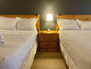 Căn hộ Deluxe, 2 giường đôi, bếp | Khu vực làm việc phù hợp cho laptop 