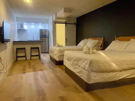 Espacio para trabajar con laptop y wifi gratis . The Ranchhouse Inn