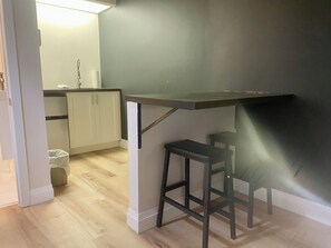 Skrivebord for bærbar PC og wi-fi (inkludert)