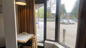 Departamento superior, 1 cama Queen size, cocina | Espacio para trabajar con laptop y wifi gratis