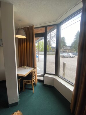 Superior Apartment, 1 Queen Bed, Kitchen | Laptop workspace, free WiFi