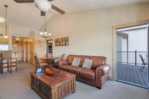 Smart TV y chimenea 