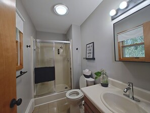 Dusche, Haartrockner, Handtücher, Seife