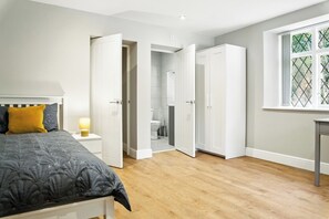 6 bedrooms, desk, iron/ironing board, WiFi