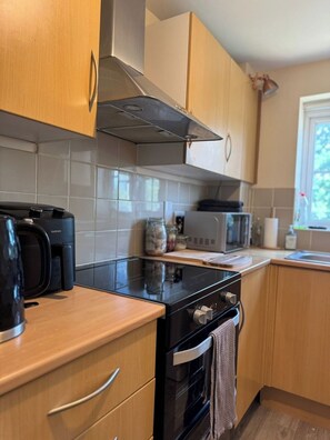 Jääkaappi, uuni, liesi, keittoastiat/astiat/ruokailuvälineet