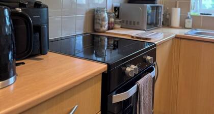 Spacious 2-Bedroom Flat Near Shops and Transport