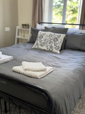 2 habitaciones, tabla de planchar con plancha, wifi y ropa de cama