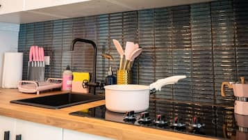 Kühlschrank, Mikrowelle, Herdplatte, Wasserkocher mit Kaffee-/Teezubehör