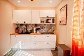 Fridge, microwave, stovetop, coffee/tea maker