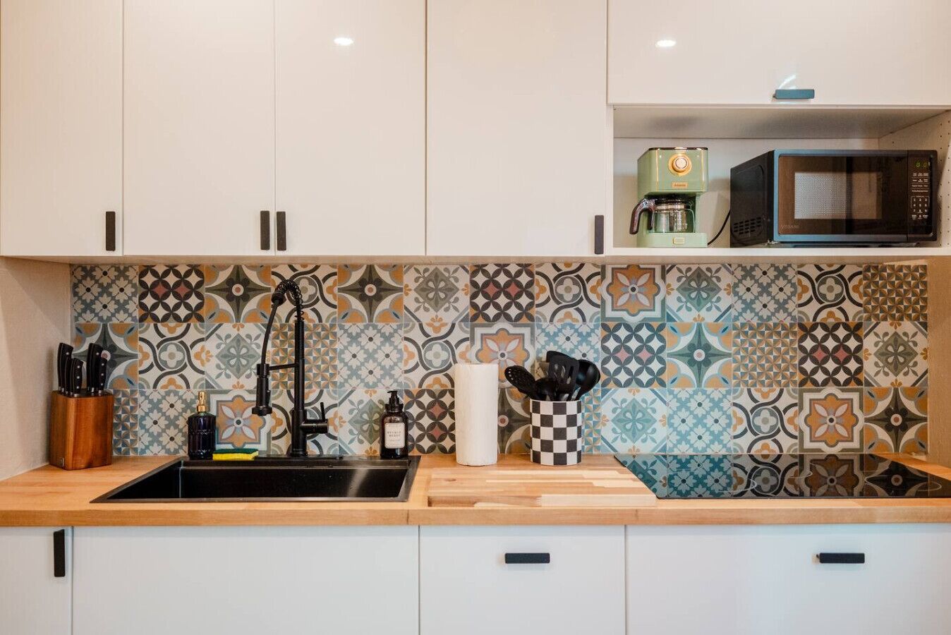 Refrigerador, microondas, placa de cocina, cafetera/tetera