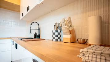 Réfrigérateur, micro-ondes, plaque de cuisson, cafetière/bouilloire