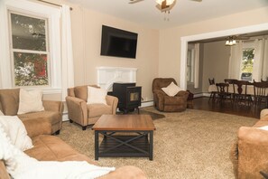 Smart-TV, Tischfußball, Bücher