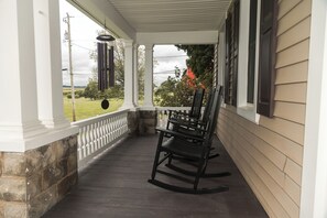 Terrace/patio - The Dwelling House - Cozy Farmhouse with hot tub (Mifflinburg)