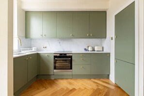 Réfrigérateur, four, plaque de cuisson, lave-vaisselle