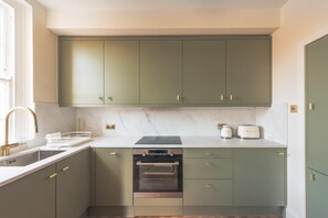 Refrigerador, horno, placa de cocina, lavavajillas