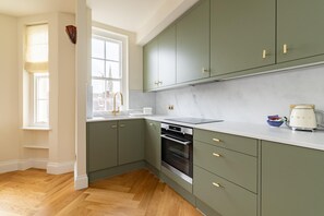 Fridge, oven, stovetop, dishwasher