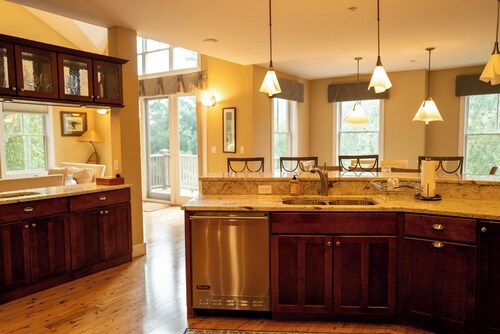 Snow Place Like Home
Beautifully Appointed 5 Bedroom Mount Snow Ski-Home