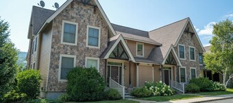 Fabulous, Beautifully Appointed Luxury 5 Bedroom Ski-Home Steps from Mount Snow