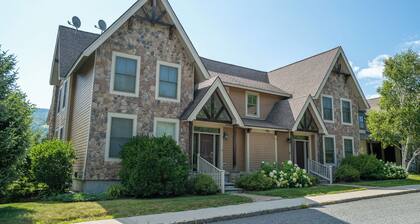 Fabulous, Beautifully Appointed Luxury 5 Bedroom Ski-Home Steps from Mount Snow