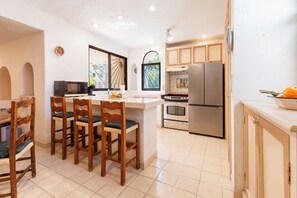 ثلاجة، ميكروويف، فرن، موقد طهي مسطح