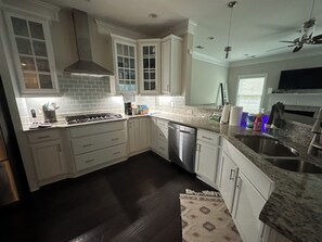 Private kitchen - Charming family friendly house in peaceful Johns Island (Johns Island)