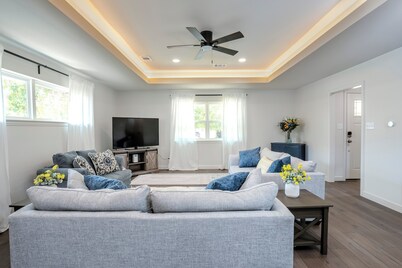 Beautiful Renovated 3BR/2B in Frisco, Walking Distance to Rail District and Park