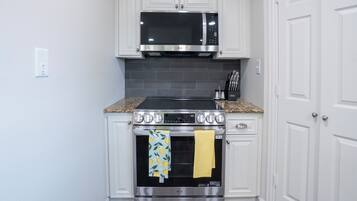 Mikrowelle, Ofen, Herdplatte, Geschirrspüler