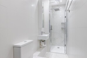 Séchoir à cheveux, serviettes fournies