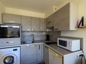 Fridge, microwave, dishwasher, cookware/dishes/utensils - Gruissan Port by Interhome (Gruissan)