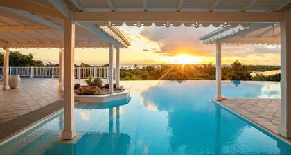 Authentic Caribbean-style home with Infinity Pool in Terres Basses - 6 bedrooms