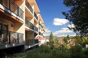 Property grounds - Cozy modern chalet with ski-in/ski-out convenience! (Warren)