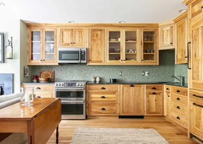 Microwave, oven, stovetop, dishwasher - Cozy modern chalet with ski-in/ski-out convenience! (Warren)