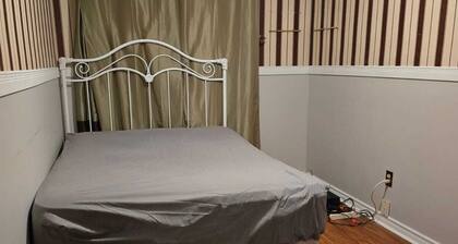 Spacious 3-Bedroom Home in Cataraqui Woods – Near Mall, Shops & Transit