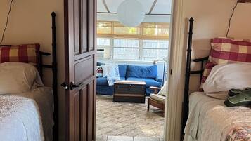 3 slaapkamers, een strijkplank/strijkijzer, internet, beddengoed