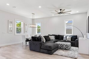 Smart TV, table football - NEW-Near Beach-Bikes-Golf Cart-Private Pool (Miramar Beach)